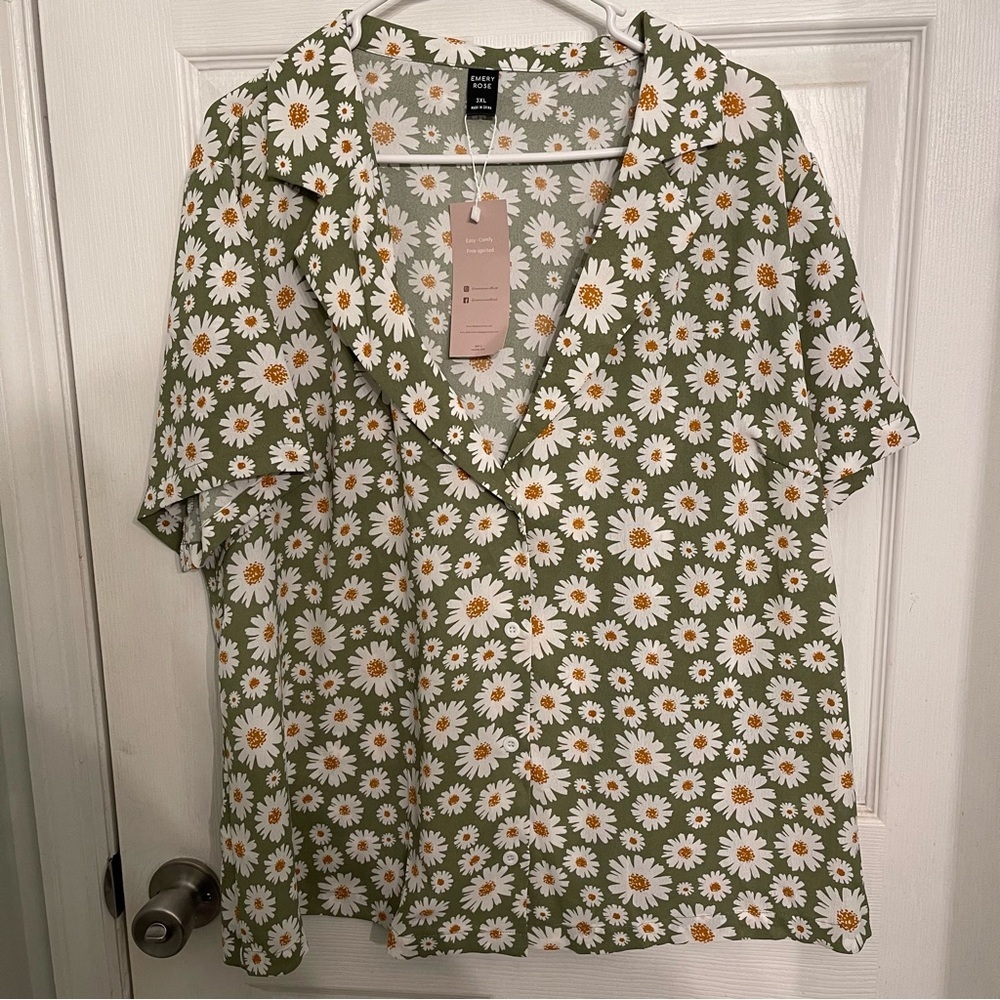 Floral Green Blouse with Daisy Pattern​